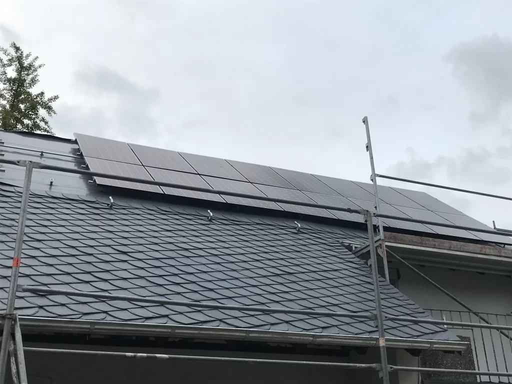 Photovoltaik auf Schiefer: Lösungen, Empfehlungen aus der Praxis & wichtige Hinweise 6 KLE Energie GmbH