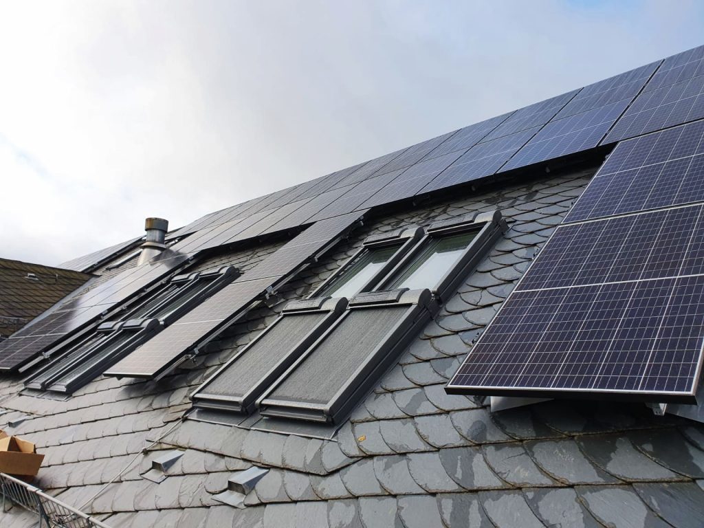 Photovoltaik auf Schiefer: Lösungen, Empfehlungen aus der Praxis & wichtige Hinweise 4 KLE Energie GmbH