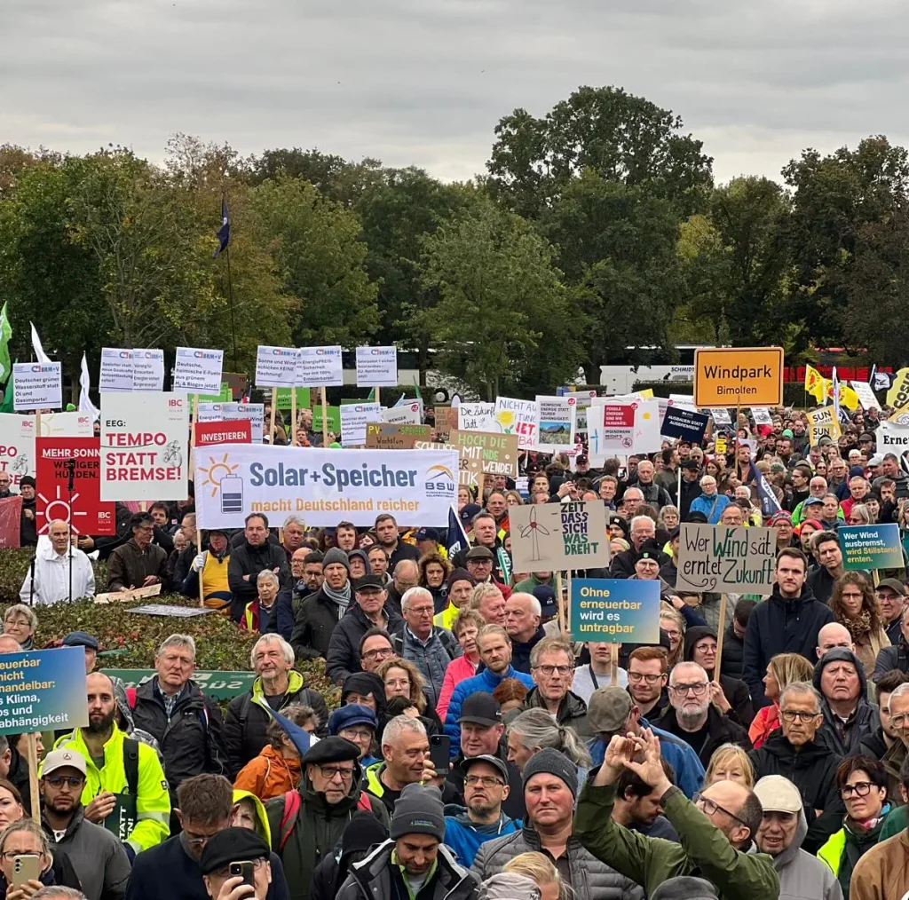 Gemeinsam für die Energiewende: KLE-Energie bei der Großdemonstration in Berlin 2 8.000 Menschen demonstrierten für eine erfolgreiche Energiewende.