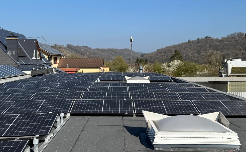 Volleinspeisungsbonus und Strombezug bei PV-Anlagen: Was Sie als Betreiber:in wissen müssen 1 KLE Energie GmbH